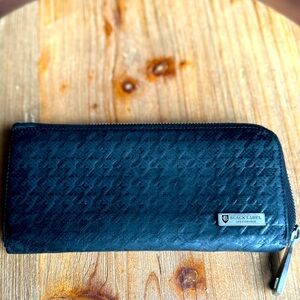 Black Label Crestbridge long Wallet. In black 8x3.5 in great condition.